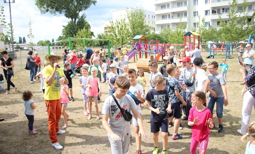 grupa dzieci na placu zabaw